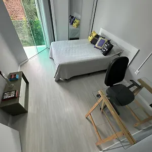 Quarto em Acomodações Particulares Quarto Suite Com Tv, Ar Quente-Frio E Sacada Em Casa Com Jardim, Florianópolis